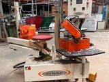 une machine orange et blanche garée à l'intérieur d'un bâtiment