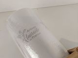 un sac en papier brun contenant une boisson, posé sur une table