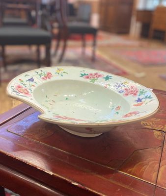 un bol posé sur une table dans un salon