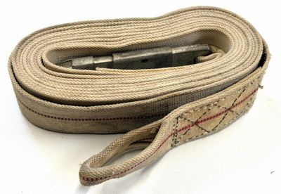 une image montrant un gros plan d'une ceinture munie d'une boucle métallique