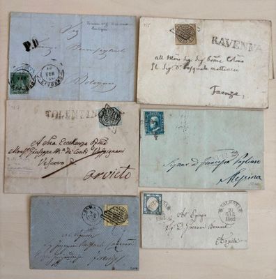 Plusieurs vieilles enveloppes sont disposées sur une surface blanche