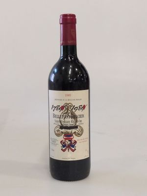 une bouteille de vin posée sur une table