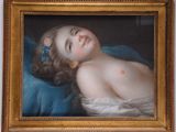 portrait d'une jeune fille en robe bleue, une fleur dans les cheveux