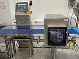une machine posée sur une table dans une pièce