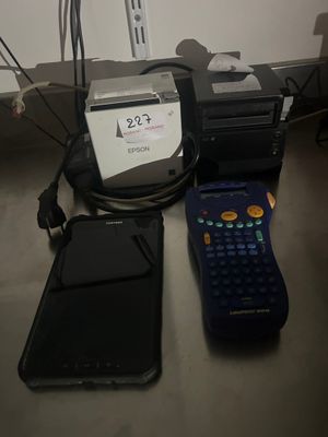 Plusieurs appareils électroniques sont posés sur une table à côté d'une imprimante