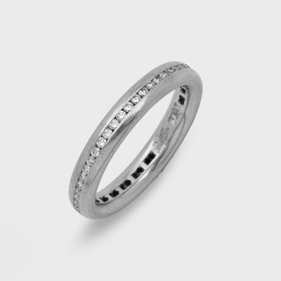 gros plan d'une bague en diamant sur fond blanc
