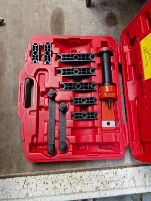 une boîte à outils rouge avec des outils sur le sol