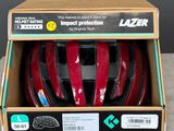 une boîte contenant un casque, posée sur une table