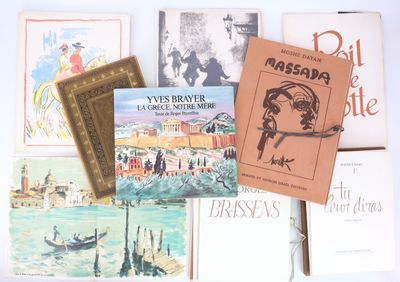 de nombreux livres posés sur une table
