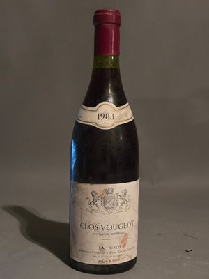 une bouteille de vin posée sur une table