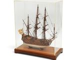 une petite maquette de bateau dans une vitrine
