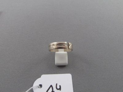 une bague posée sur une table