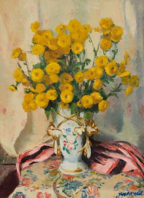 tableau représentant des fleurs jaunes dans un vase posé sur une table recouverte d'une nappe rose