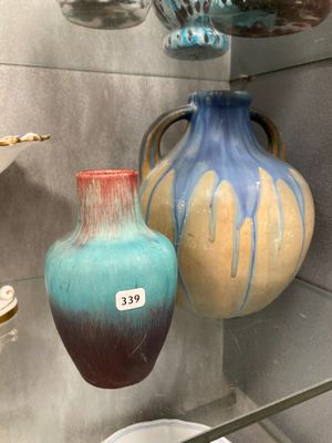 de nombreux vases exposés dans une vitrine