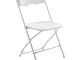 chaise pliante en plastique blanche sur fond blanc, avec un fond blanc
