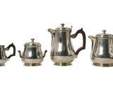un ensemble de trois théières et cafetières en métal argenté