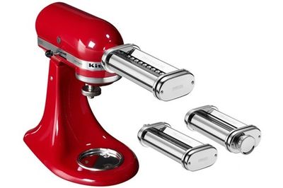 un gros plan sur un accessoire KitchenAid rouge muni de deux embouts