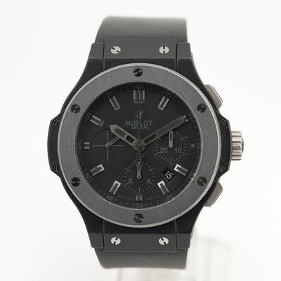 une photo d'une montre noire sur fond blanc