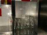 de nombreux verres à vin vides sur le plan de travail de la cuisine
