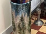 un vase contenant des parapluies, posé sur un sol carrelé