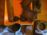 une assiette sur laquelle est posé un cadre photo, à côté d'autres objets
