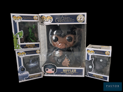 trois boîtes de figurines Pop Vinyl dans une vitrine