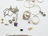 plusieurs types de bijoux disposés sur une surface blanche