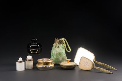 Lot composé de : - Partie de garniture de toilette en métal … - Photo 1