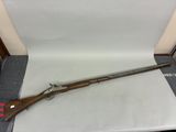 un fusil posé sur une table