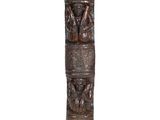 un gros plan d'un poteau en bois orné de sculptures