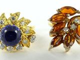 deux bagues ornées de saphirs et de diamants sur un fond blanc