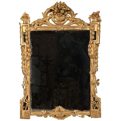 une image d'un miroir avec un cadre doré sur un fond blanc