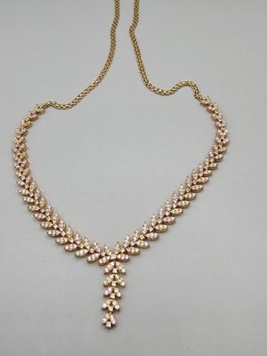 un collier en or avec des perles sur une chaîne