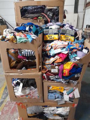 un carton rempli de vêtements et d'autres objets dans un entrepôt