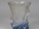 un vase en verre avec un motif bleu et blanc