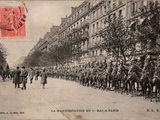 beaucoup de gens qui se promènent à cheval dans la rue
