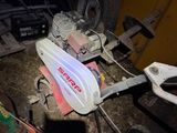 une photo d'une moto posée sur une table