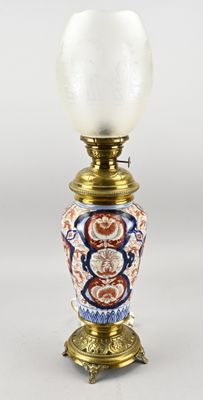 une image représentant une lampe avec un abat-jour en verre