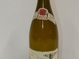 une bouteille de vin posée sur une table