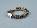 une photo d'un bracelet en argent et perles rouges