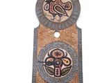 une horloge sur laquelle figure un oiseau et qui comporte un autre oiseau au dos