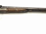 gros plan d'un fusil sur fond blanc