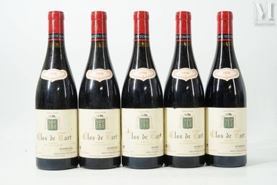 six bouteilles de vin sont alignées sur une table
