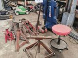 une photo d'un garage avec des outils par terre