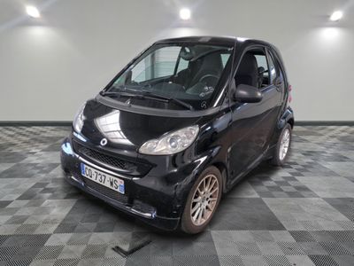 une petite voiture garée dans une pièce