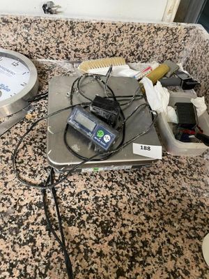 une photo d'un plan de travail sur lequel se trouvent une balance et une horloge