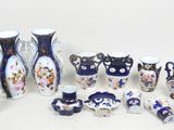 de nombreux vases et tasses posés sur une table