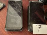 deux téléphones portables posés l'un à côté de l'autre sur une table