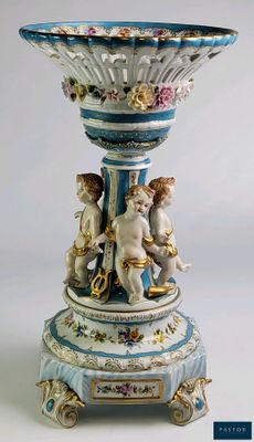 un vase bleu et blanc orné d'anges et de cerises