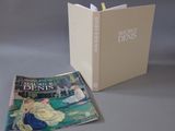 un livre ouvert sur lequel figure l'image d'une femme en robe jaune et un livre sur lequel figure l'image d'une femme en robe jaune